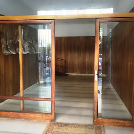 Apartment Butterfly Rom